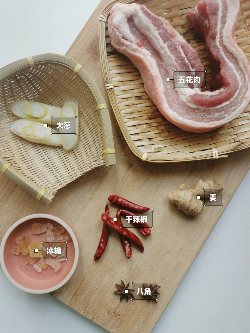 我妈做了十几年的配方不好吃算我输 做法: 1,五花肉洗净切大块,锅烧至