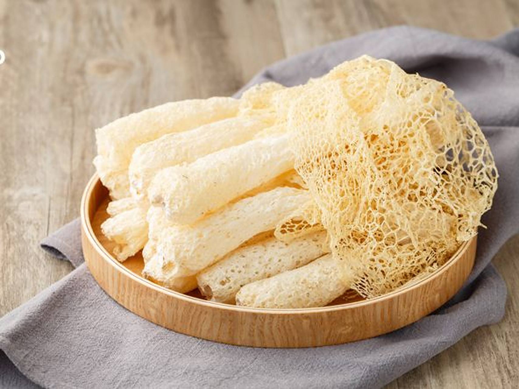 竹荪系古代南方官吏对皇帝的贡品,官商士绅的重大筵宴上亦鲜有可见.