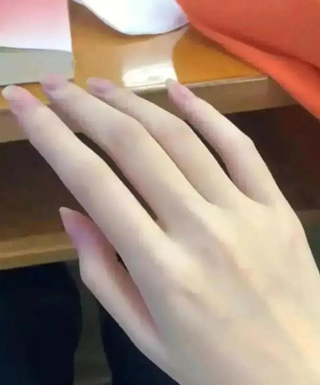 问问大家,这样纤细白嫩的双手,适合做什么工作比较好?