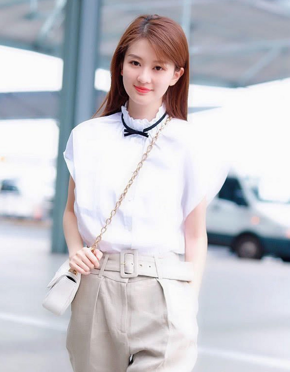乔欣不做穿搭博主可惜了,172身高穿啥都洋气,白衬衫 吸烟裤真美