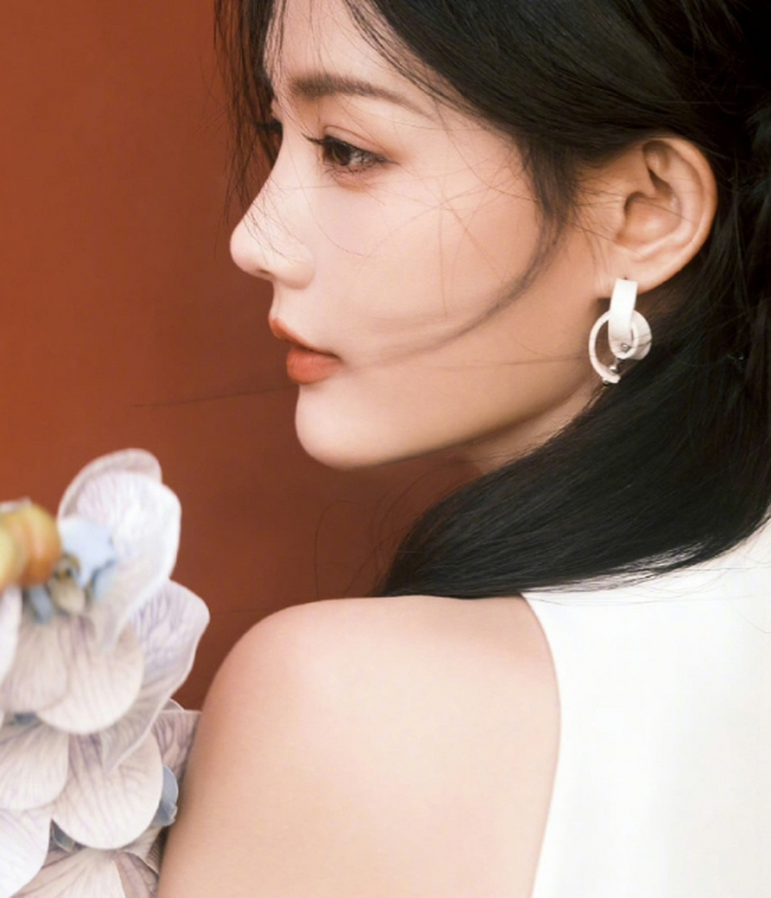 发型经过精心设计,半扎丸子头造型既彰显东方女性的