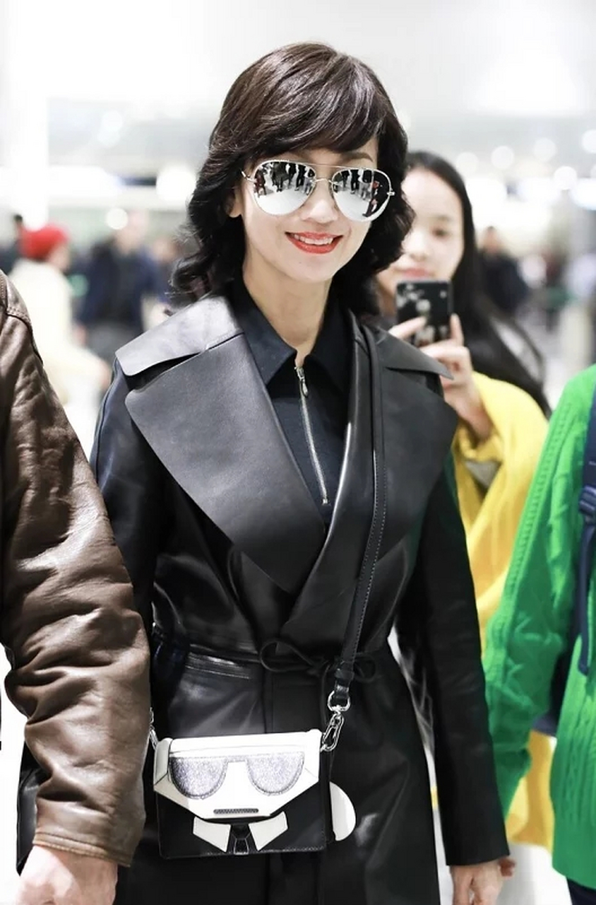 赵雅芝真"会"穿,黑色长款皮衣搭配红色短靴,精致优雅减龄