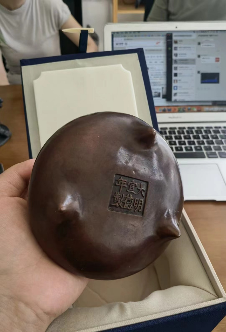 感谢微拍堂老林送了一个一比一复刻的大明宣德炉,百分百纯铜,连褶皱