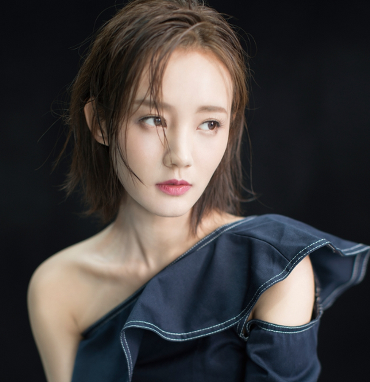 李一桐坐在飞机上,脱下了鞋子,光脚踩在座椅上的一幕引发了许多网友的