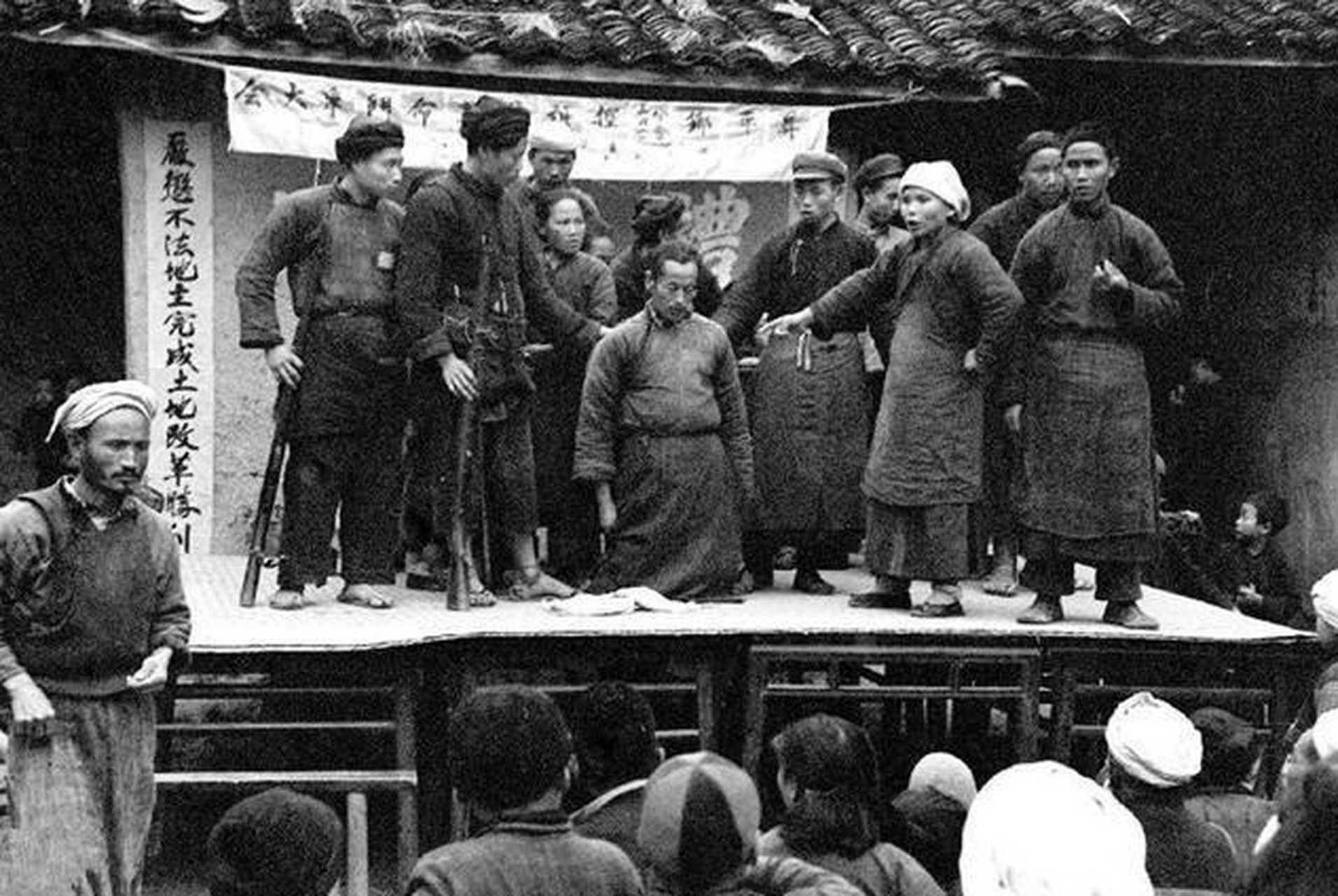 老照片直击1951年土改现场:地主财物被充公,地主跪地被轮流批斗 当时