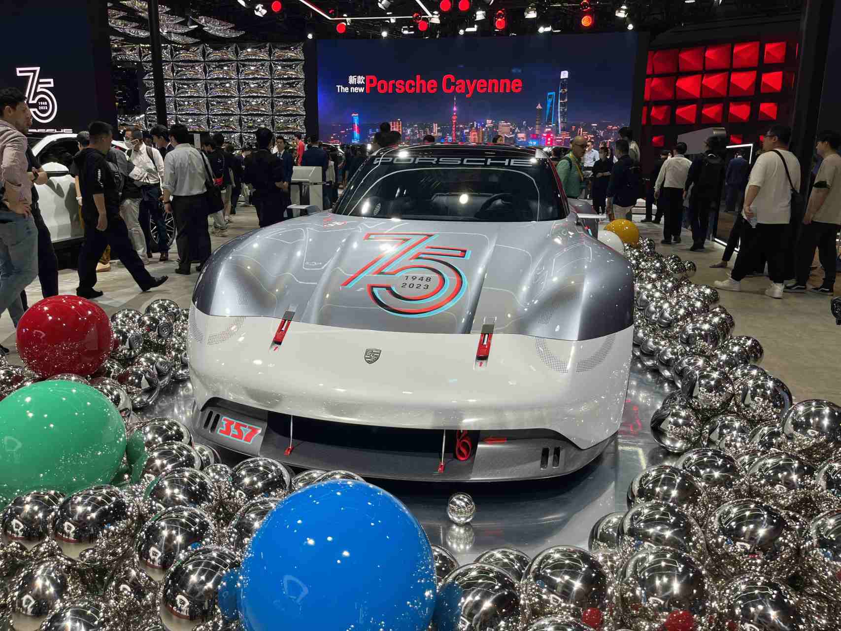2023年上海车展上,保时捷展台百花齐放,展台亮相了前不久推出的911