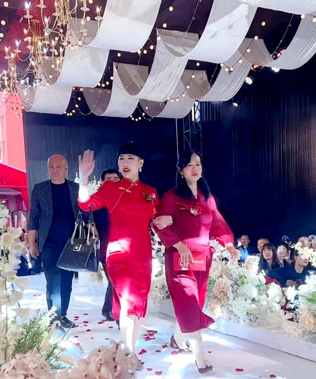 喜婆婆虽然短发,但气质相当好,真有范!