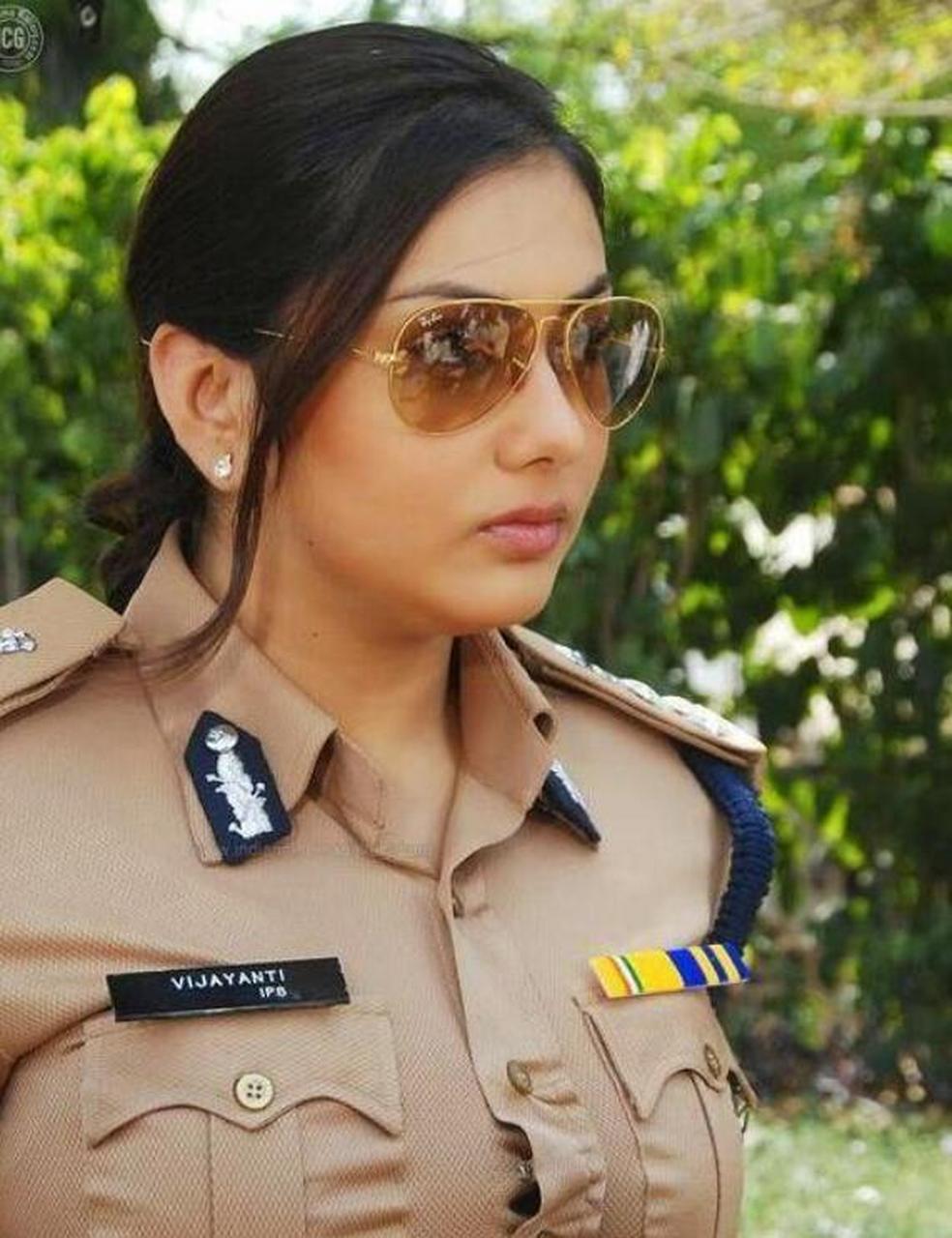 在东南亚某个大国,女警察的身材丰腴,但却看起来不肥腻,非常迷人.