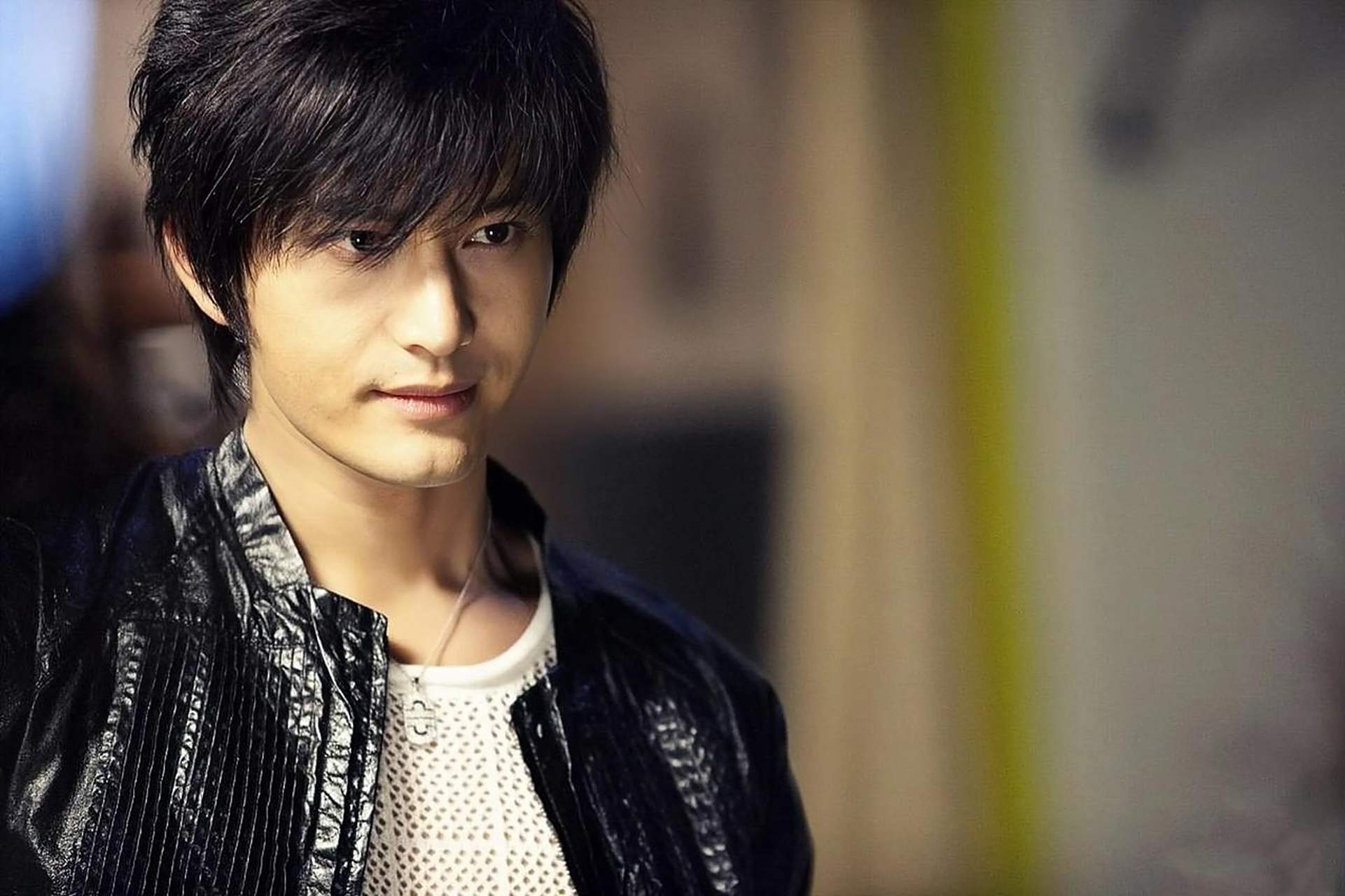 年轻时的黄晓明,发量惊人,帅得一塌糊涂.