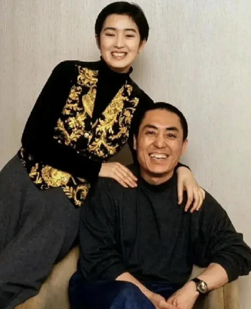 其实张艺谋年轻时,也是一个很阳光很爱玩的大男生,不像现在看起来这么