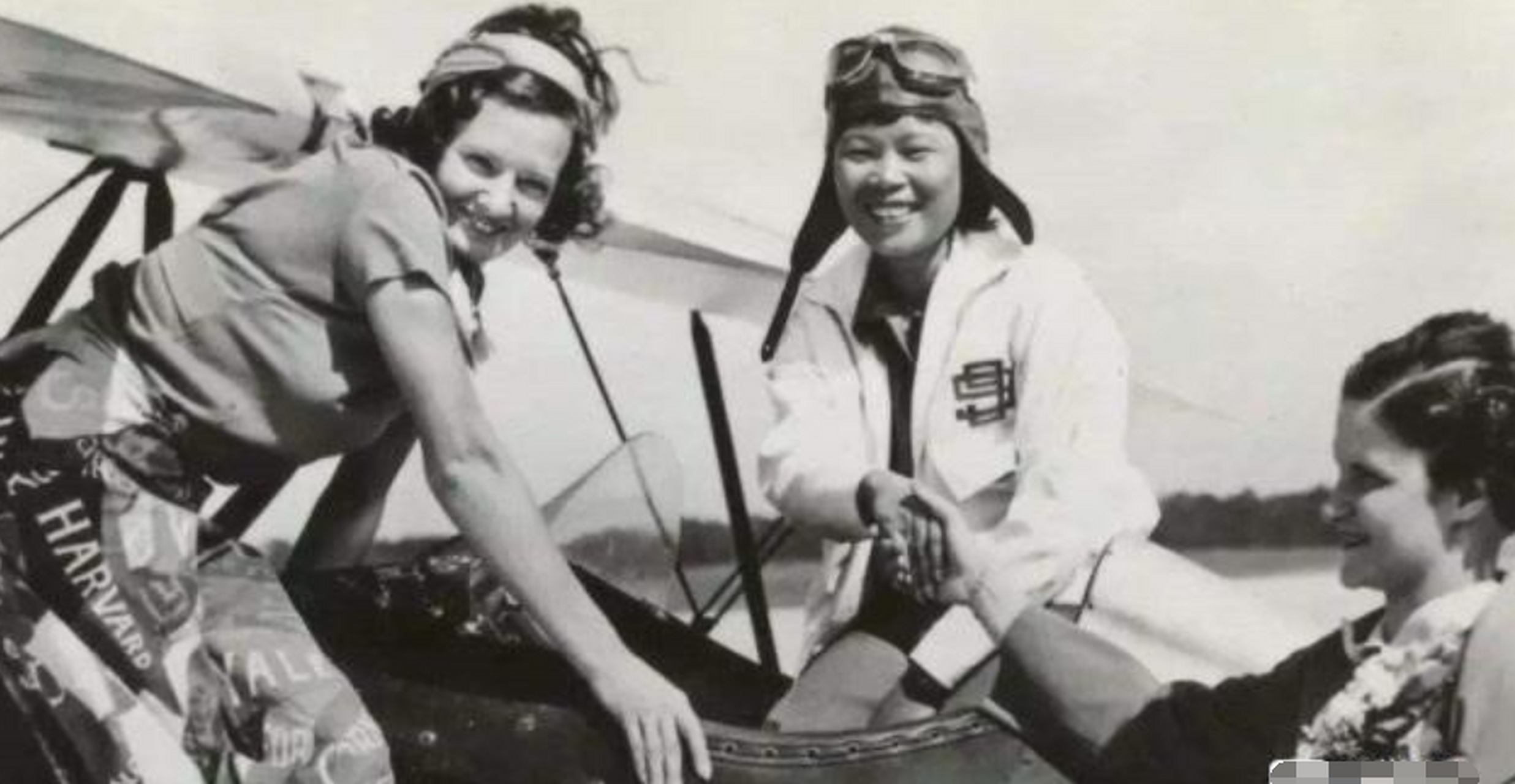 1931年,学音乐的张瑞芬在报纸上看到一则消息:"几个女孩想报名参加