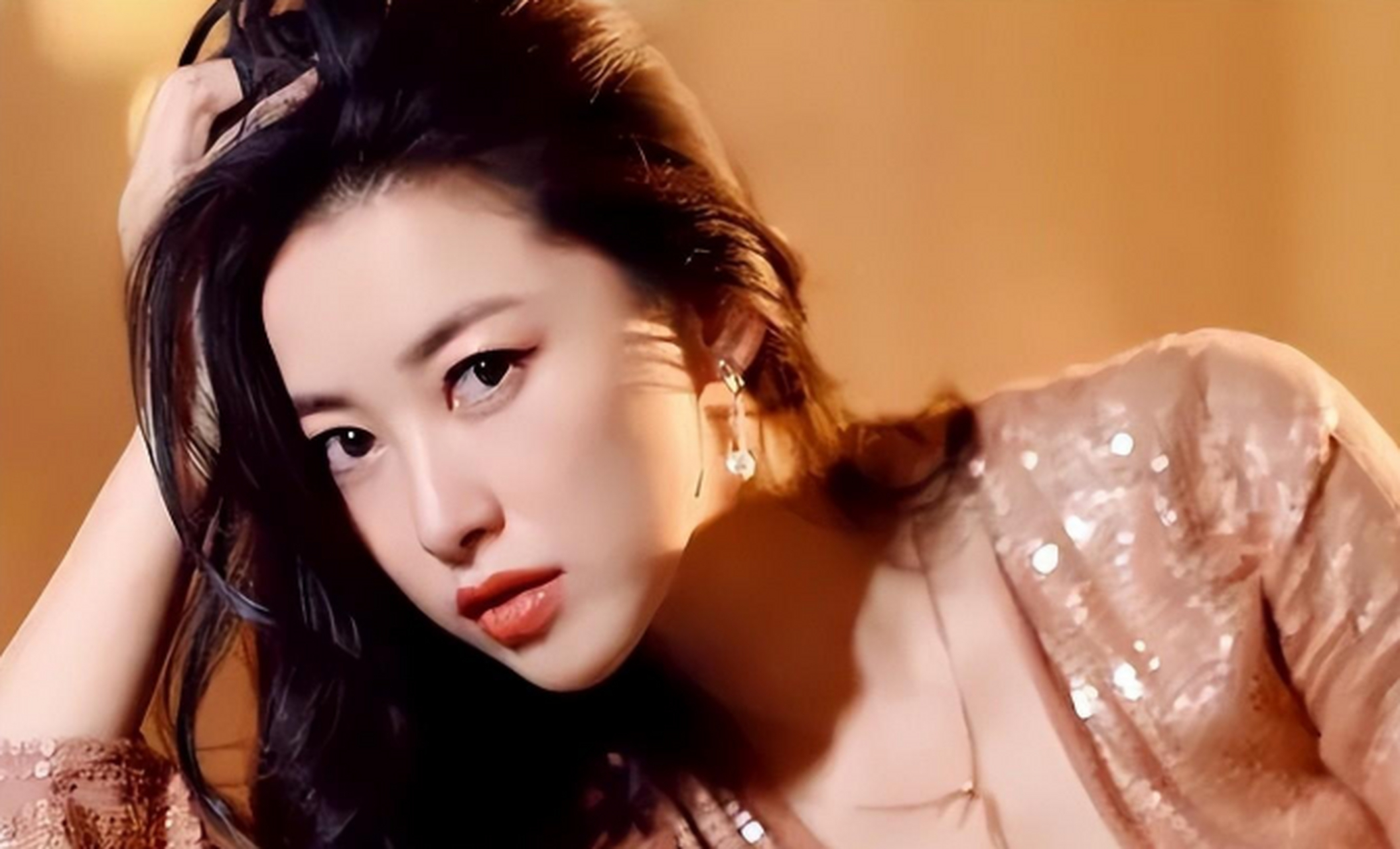 2019年,一部《精英律师》将性感明艳的朱珠又带回到了大众视野,剧中的