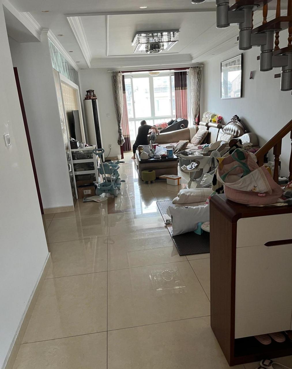 这个家真是够乱的,200平的屋子,家里乱糟糟的,[白眼] 屋主说是因为