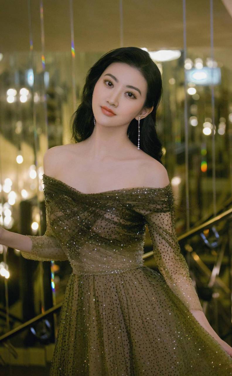 景甜长相精致,五官分明,眼神清澈,肤色白皙,身材匀称,这些特点都让她