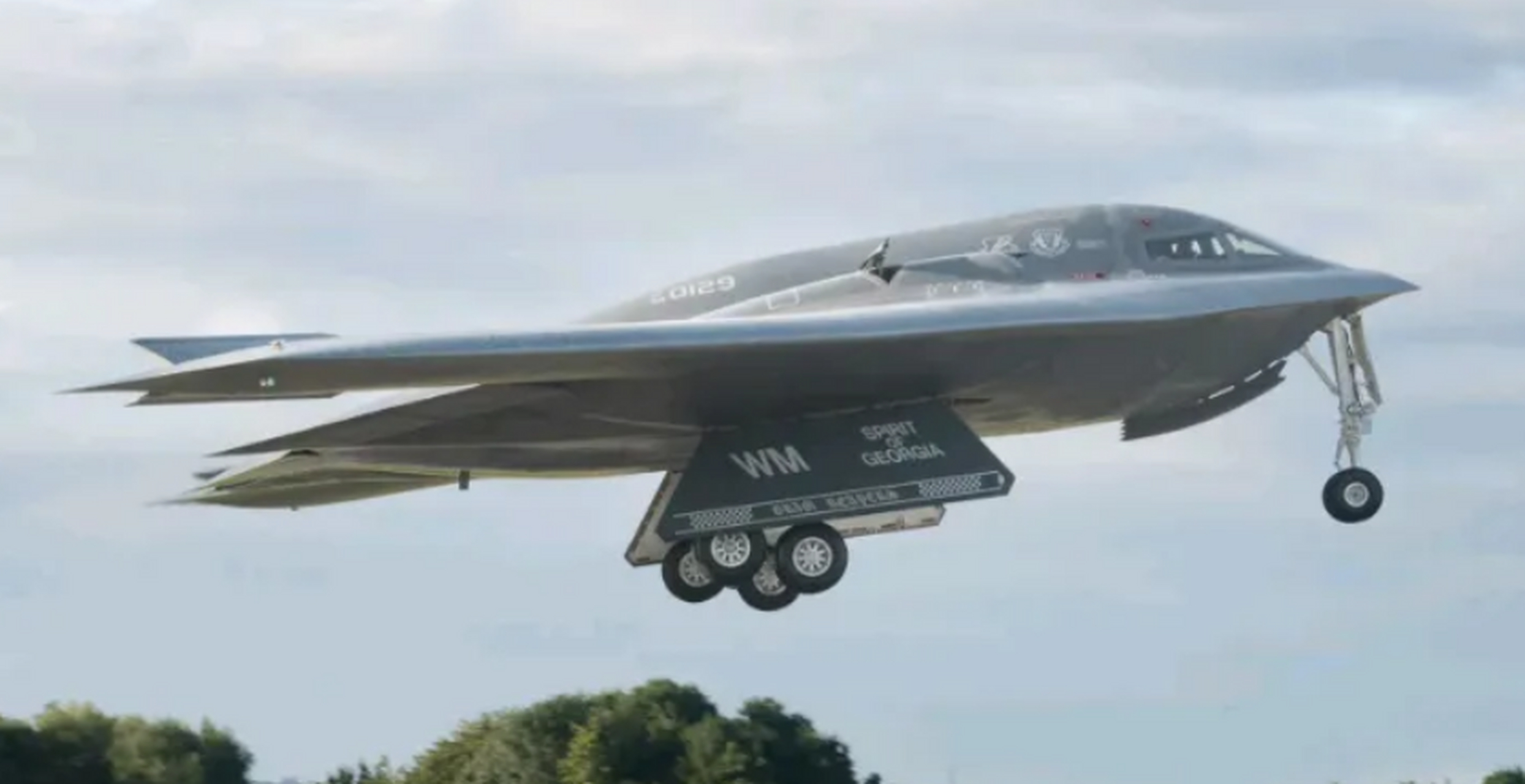 超级炸弹意外曝光,b-2轰炸机停飞半年后突然重返天空 去年12月10日,一