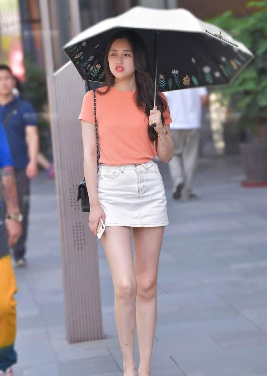 街拍:有一双匀称的大腿,气质提升一个层次!