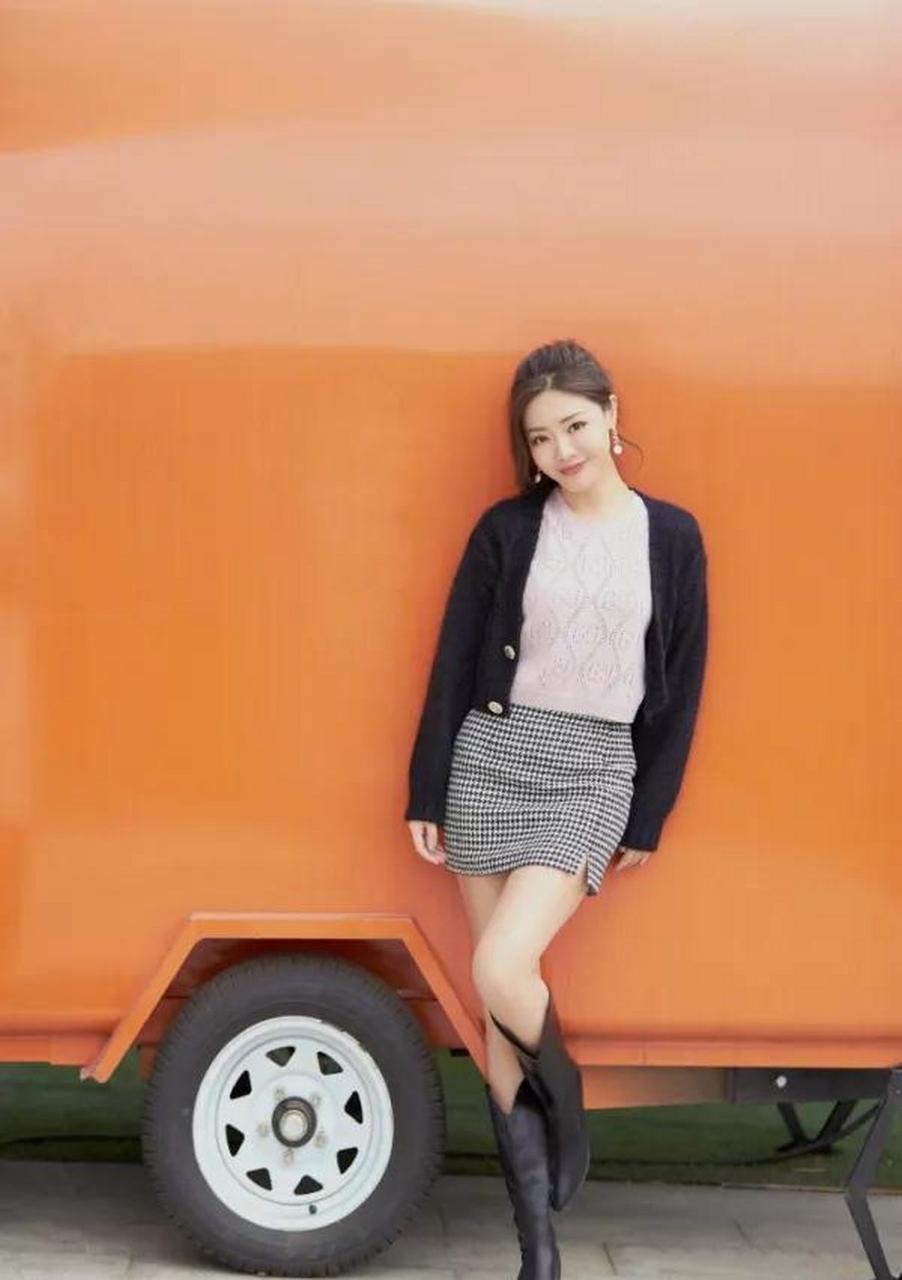 邓家佳针织外套搭配格子短裙青春活力