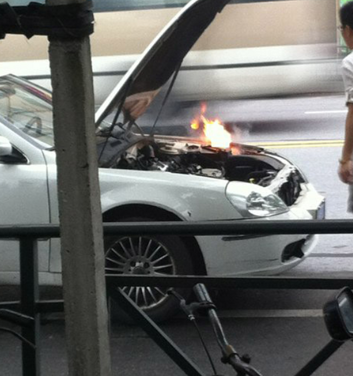 靠,发动机起火了.爆!