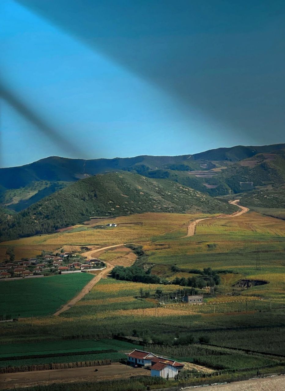 图们边境一日游幸运的看到朝鲜的火车  隔着图们江看对面的朝鲜 沿着