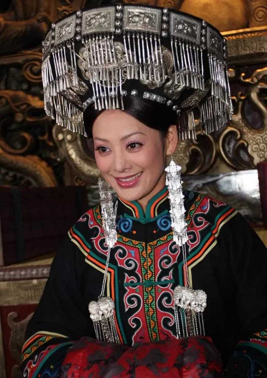 《奢香夫人》里宁静饰演角色的头饰,五颜六色,五彩缤纷,十分繁复,很