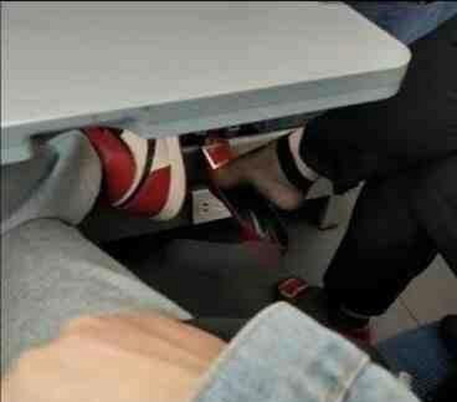 高铁上,旁边有位40岁左右的阿姨一直用她的脚来碰我的脚,该怎么办啊?