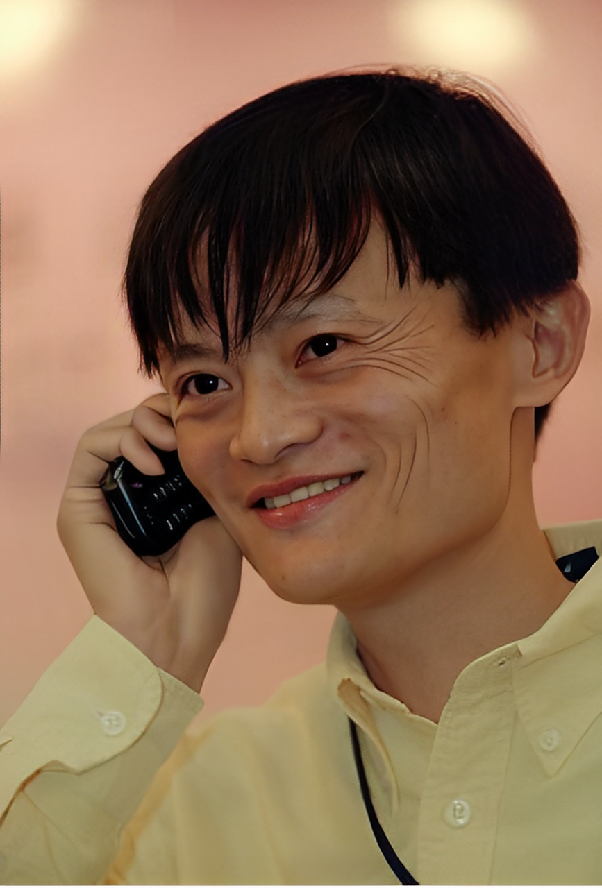 马云老照片:笑呵呵地拿着手机与朋友通电话.