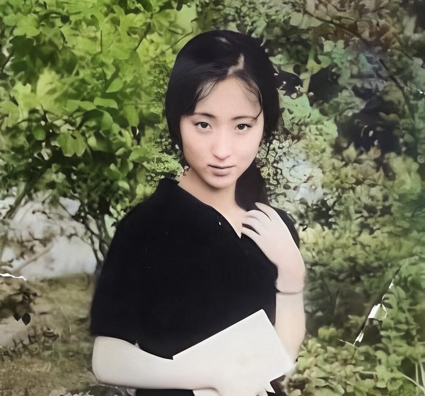 1984年陈晓旭素颜照.