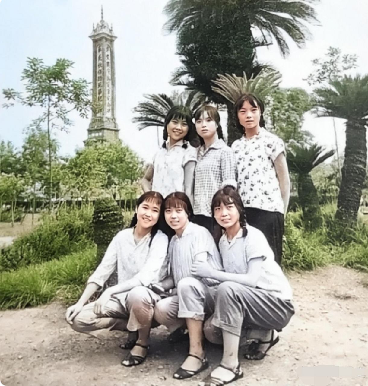 历史老照片: 上世纪七十年代,成都,六个年轻姑娘的留影.