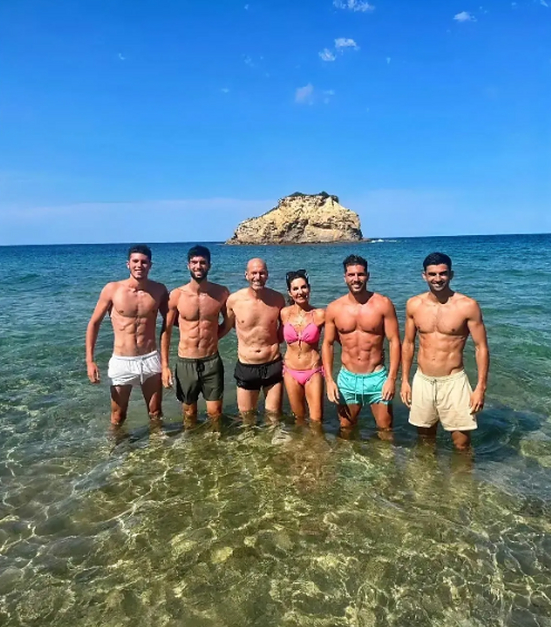 齐达内身高185,在他的四个儿子面前竟然显得相对较矮,特别是左手边的