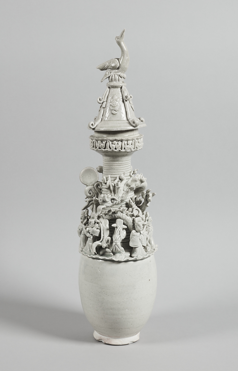 此造型奇特的青白釉魂瓶是随葬明器.其上部带盖,盖顶立一飞鸟.