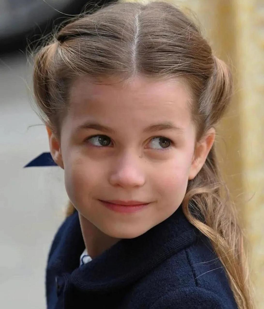 长大后我就成了你 英国夏洛特公主简直就是伊丽莎白女王的缩小版,穿搭