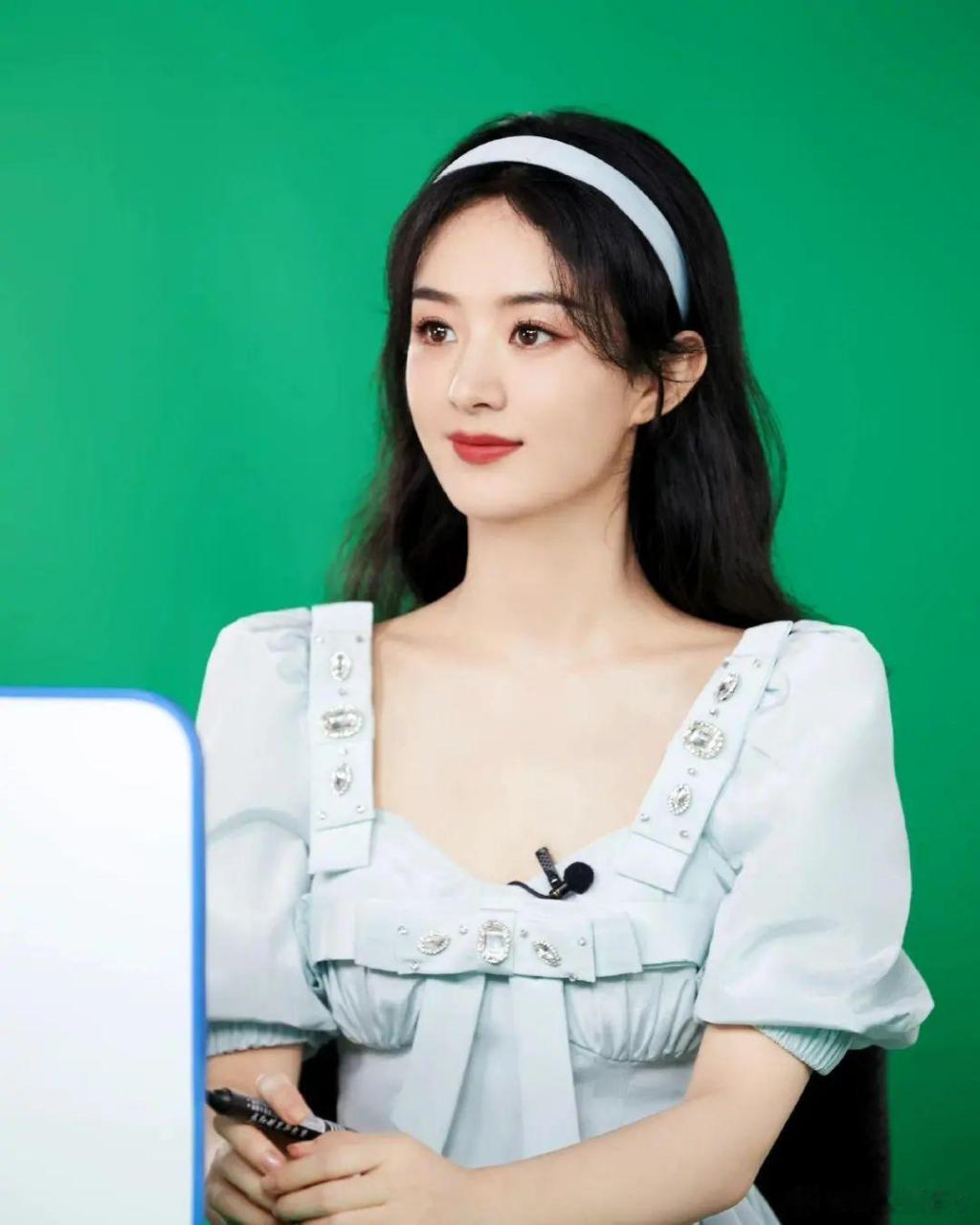 赵丽颖# 蓝色连衣裙搭发带,清新感十足!