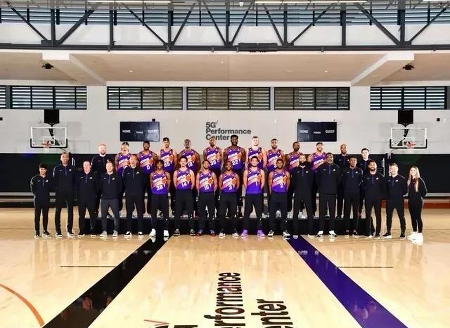 今天,nba太阳队发布了全队精彩的合影照片,照片中保罗站在了c位,身旁