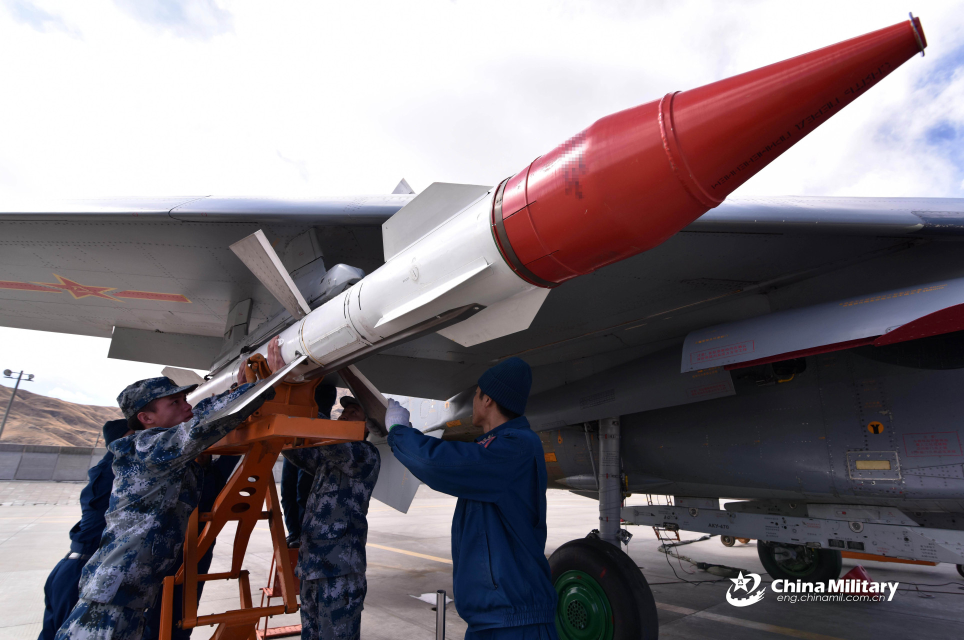 我國空軍殲-11戰鬥機掛裝的r-27中距空空導彈,殲-11b戰鬥機掛裝pl-12