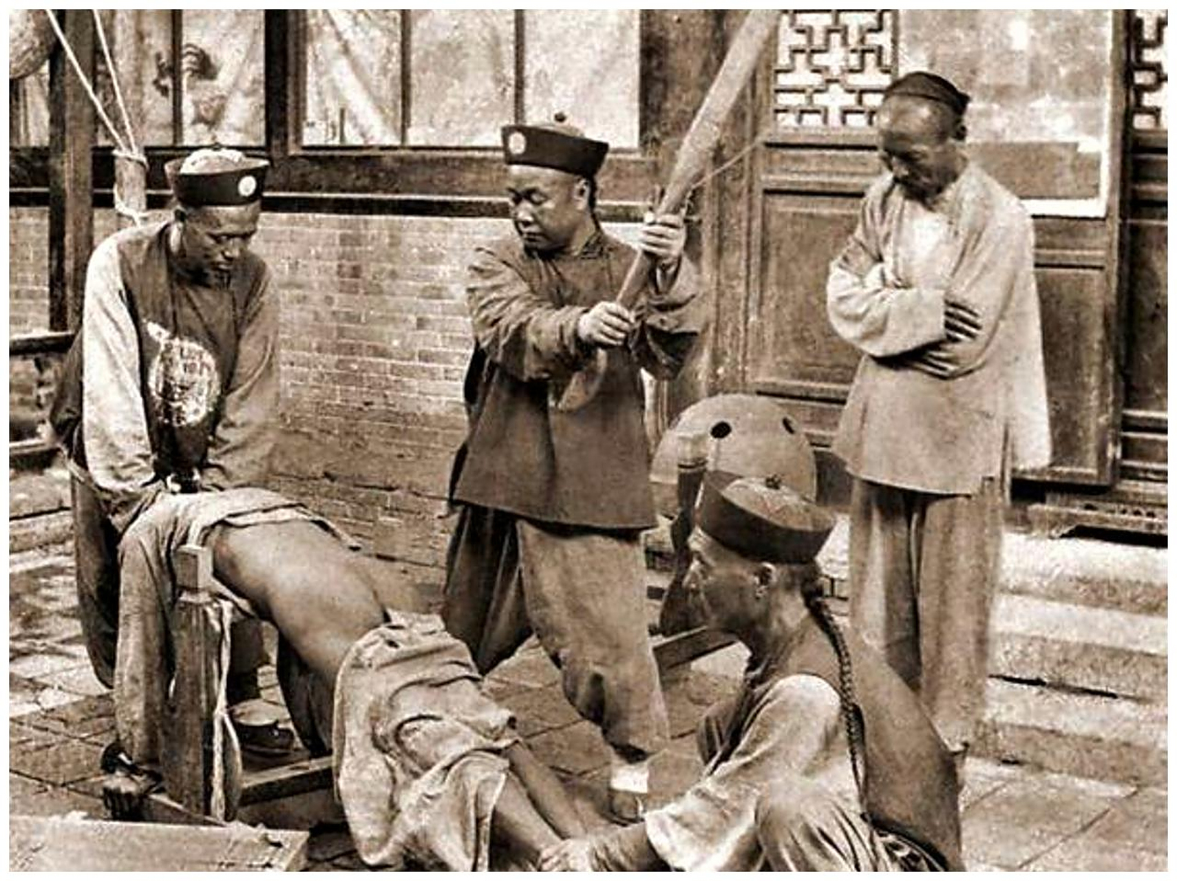 但是古代的打板子并不是我们在电视剧中现在看到的那样,而是脱裤子打