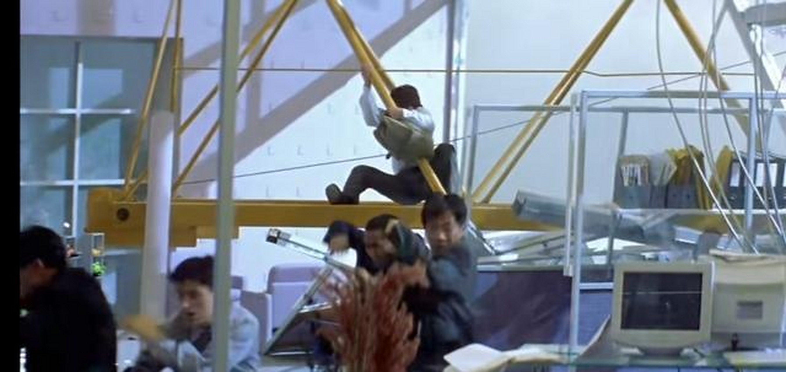 好我们言归正传,《特务迷城》是2001年上映的一部喜剧动作片,大致讲述