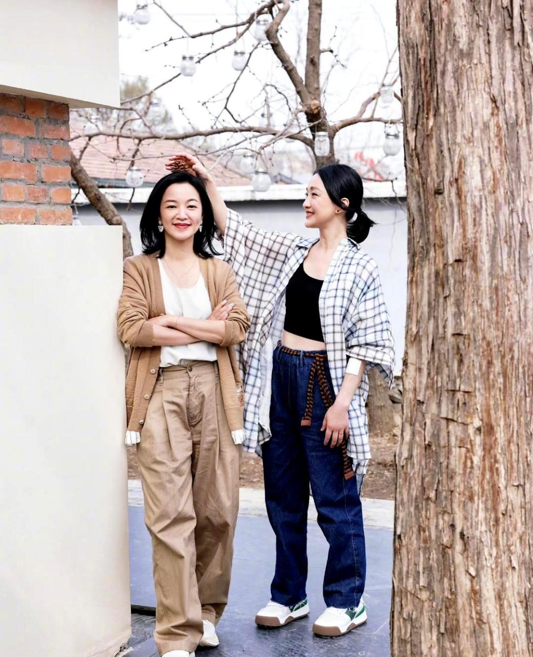 阿雅和周迅因为参加同一个节目而结缘,从此成为了亲密的朋友.