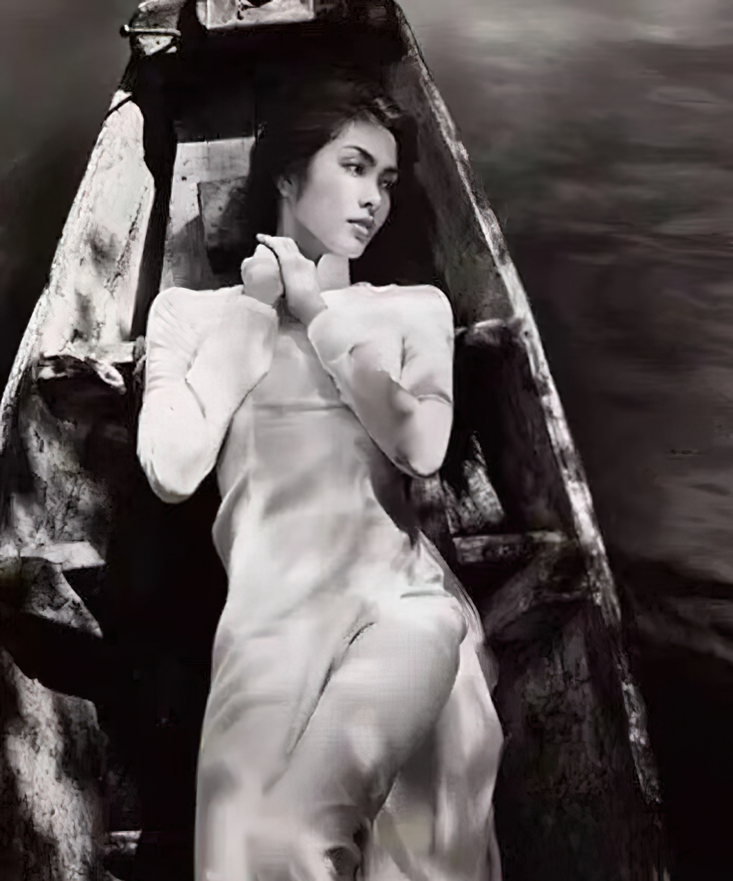 阮文慧是越南的美女特工"黑玫瑰",她露着半边乳房的照片被广为传播