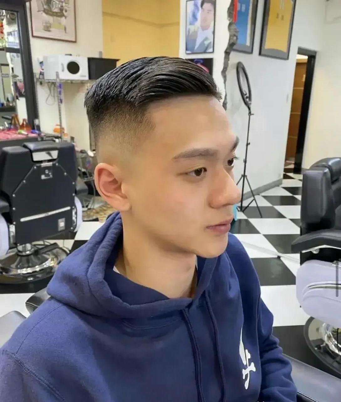 陈宝莲的儿子邱煌祎20岁了, 已经是1米8的帅小伙, 篮球打得也不错