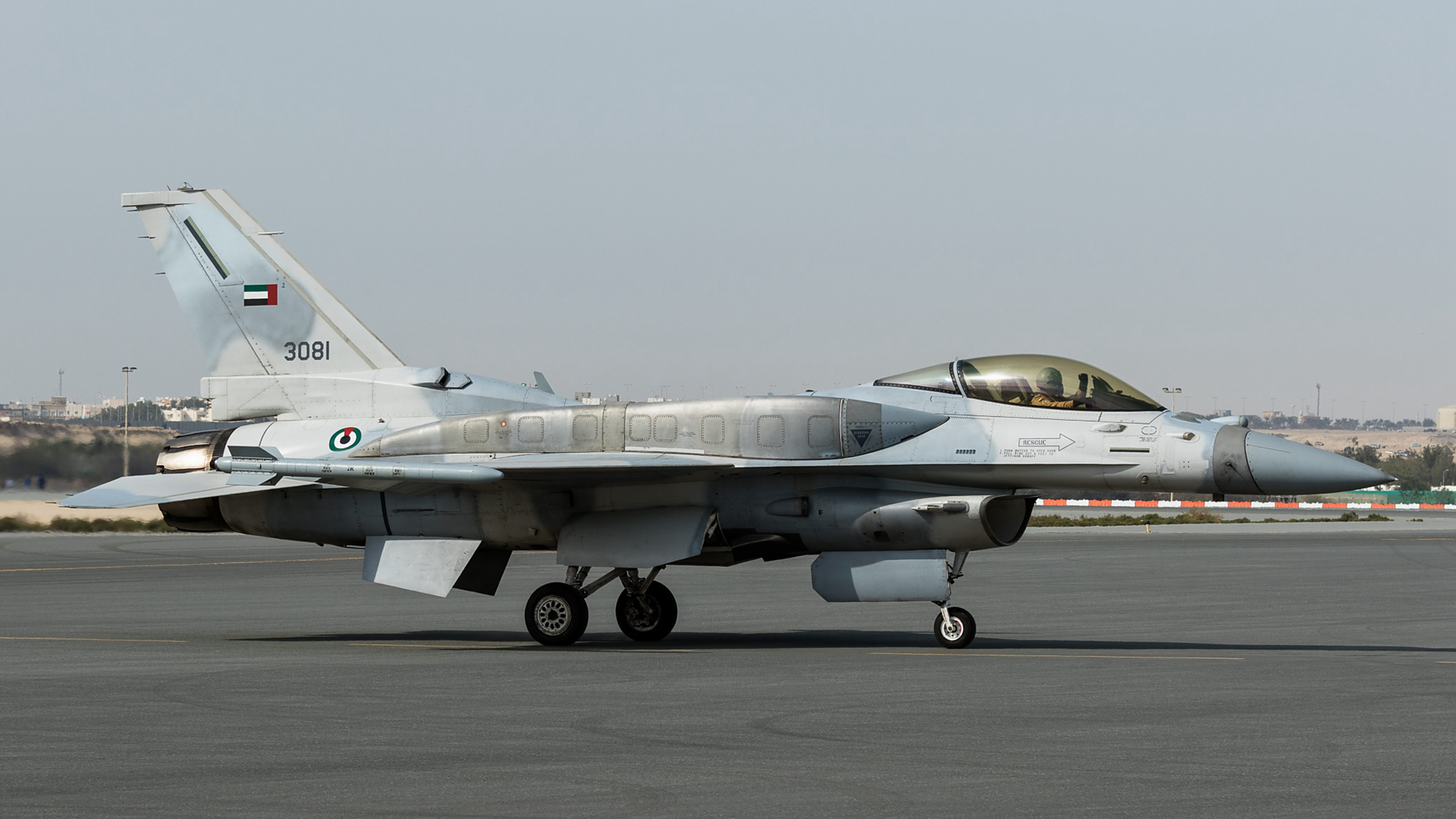 阿联酋空军主力战机主要是70多架f-16e/f block60多用途战斗机,60多架