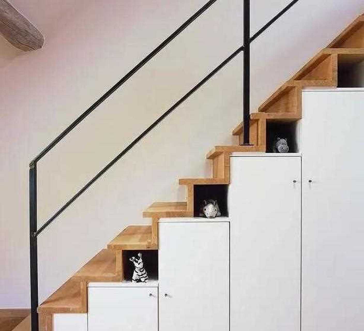 户型小,家里面积不够用,来看看这些楼梯加柜子的设计,每寸空间不能