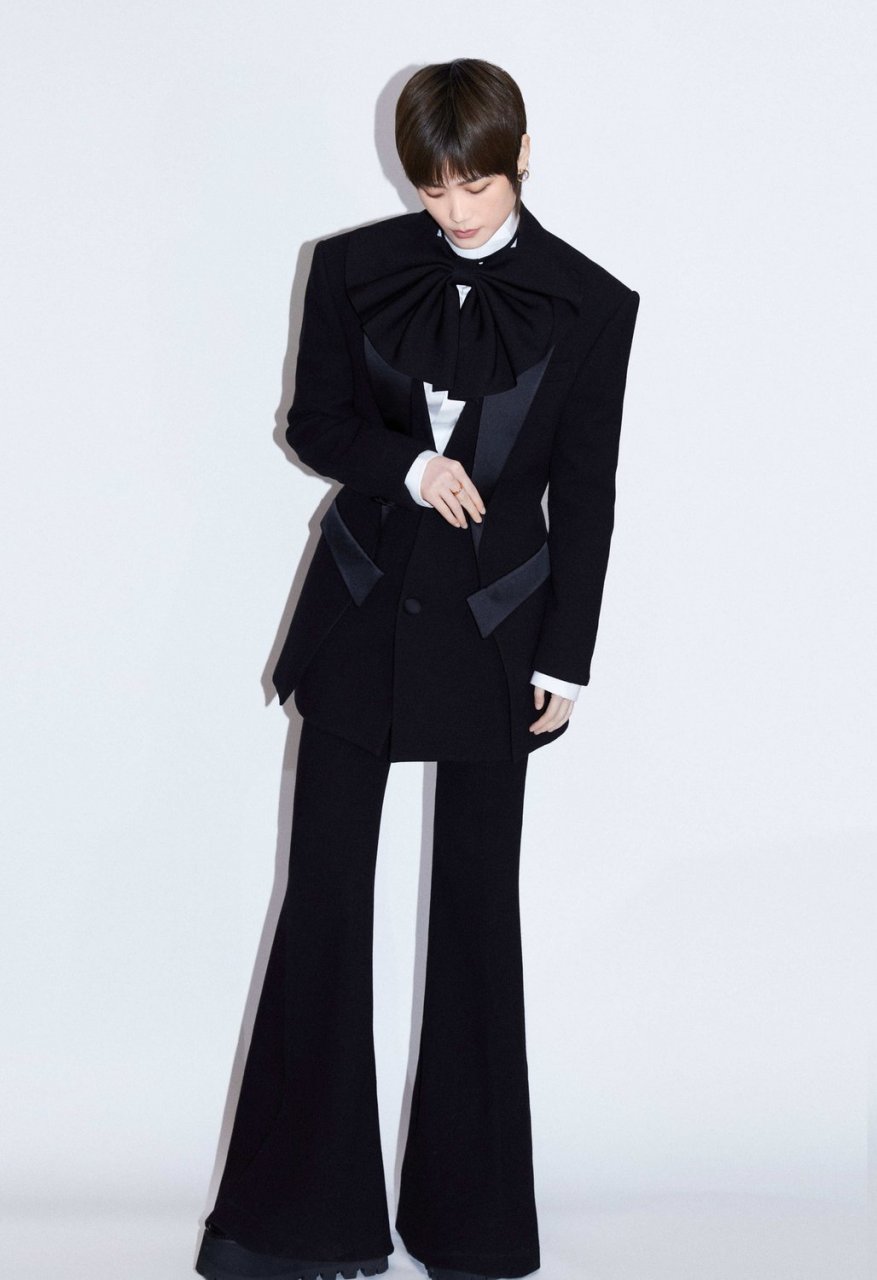 李宇春 身穿balmain2023秋冬男装系列经典黑色西装套装出席栩栩华生