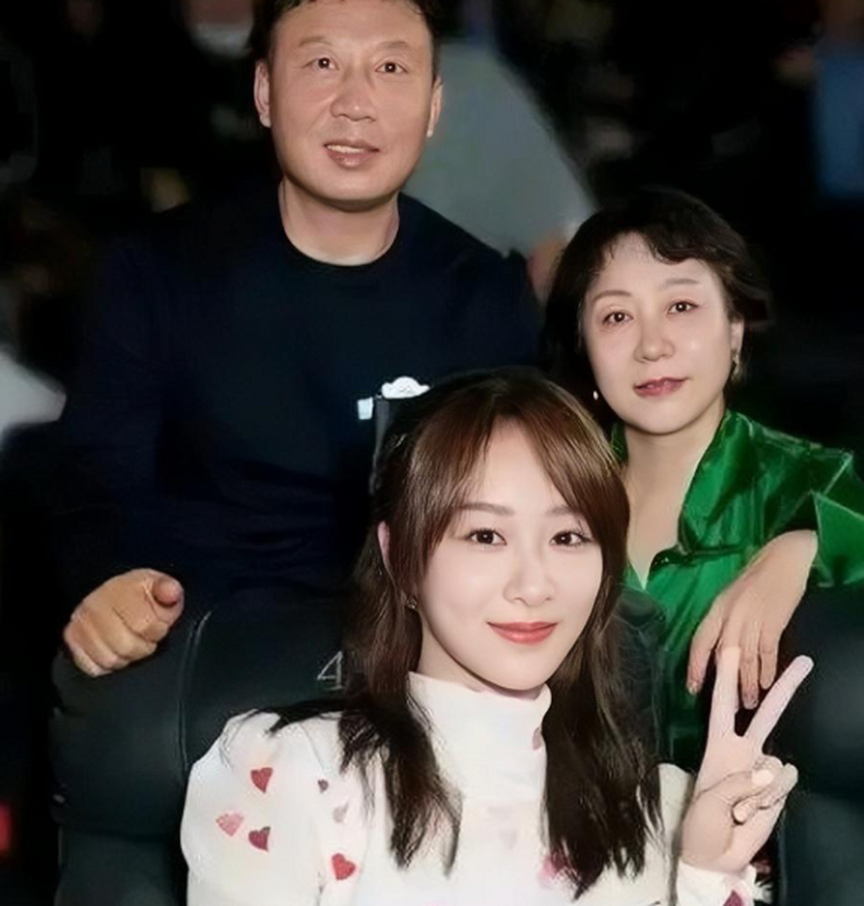 杨紫一家相隔20多年的两张全家福,一家人温馨幸福,杨紫长得和妈妈很像