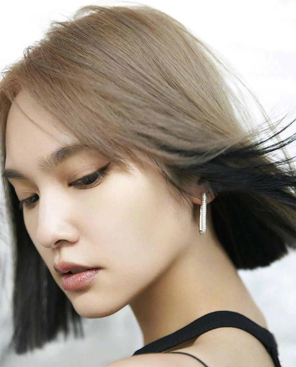 杨丞琳的短发造型很精致,波波头搭配黄发色,俏皮又减龄