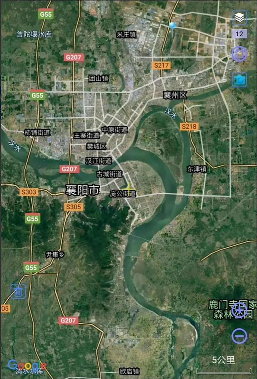 襄阳虽然有三个区,但是要形成武汉三镇鼎力的局面还很远,襄城区和樊城