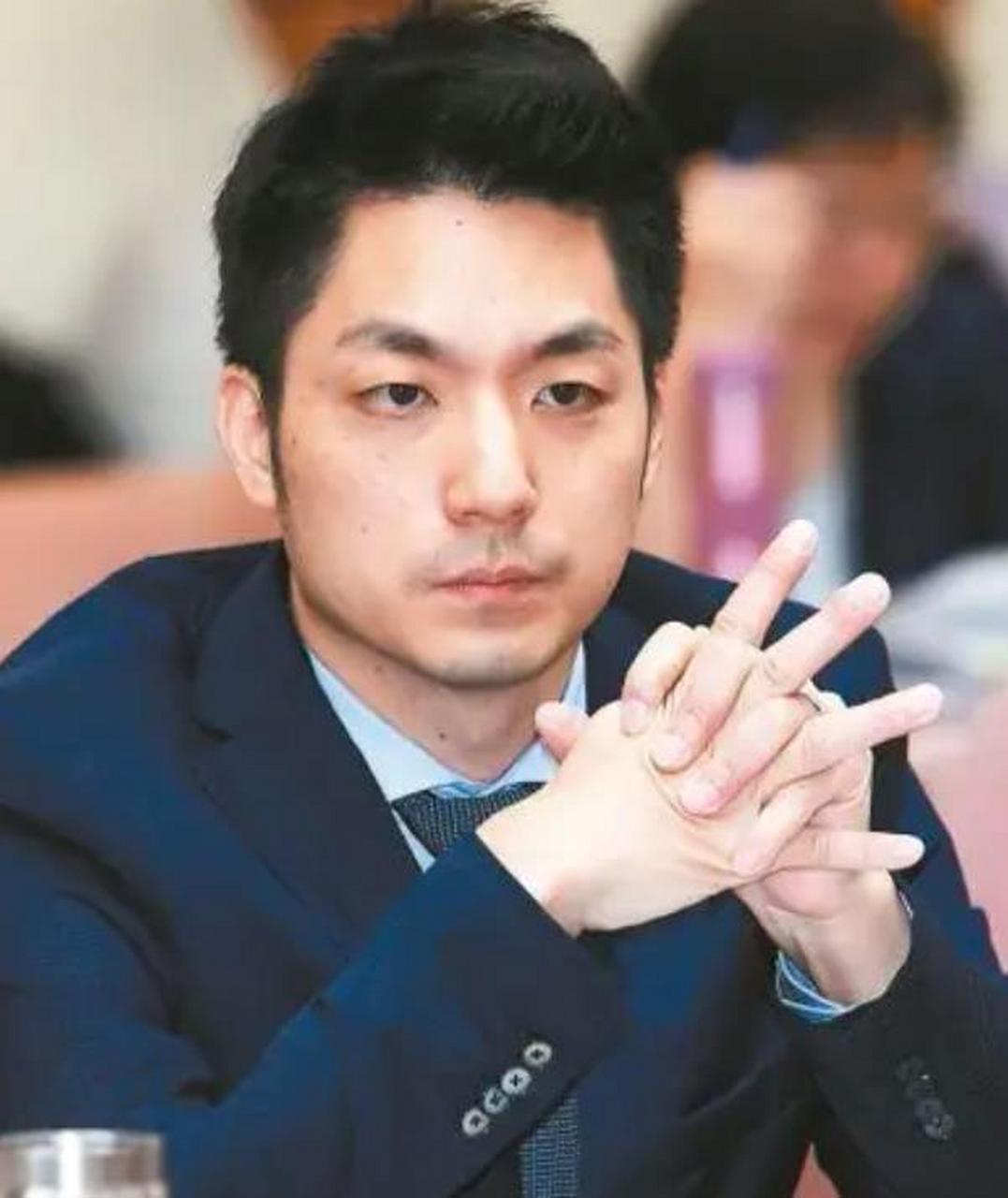 1942年8月16日,章亚若在给蒋经国生下一对双胞胎儿子蒋孝严,蒋孝慈后