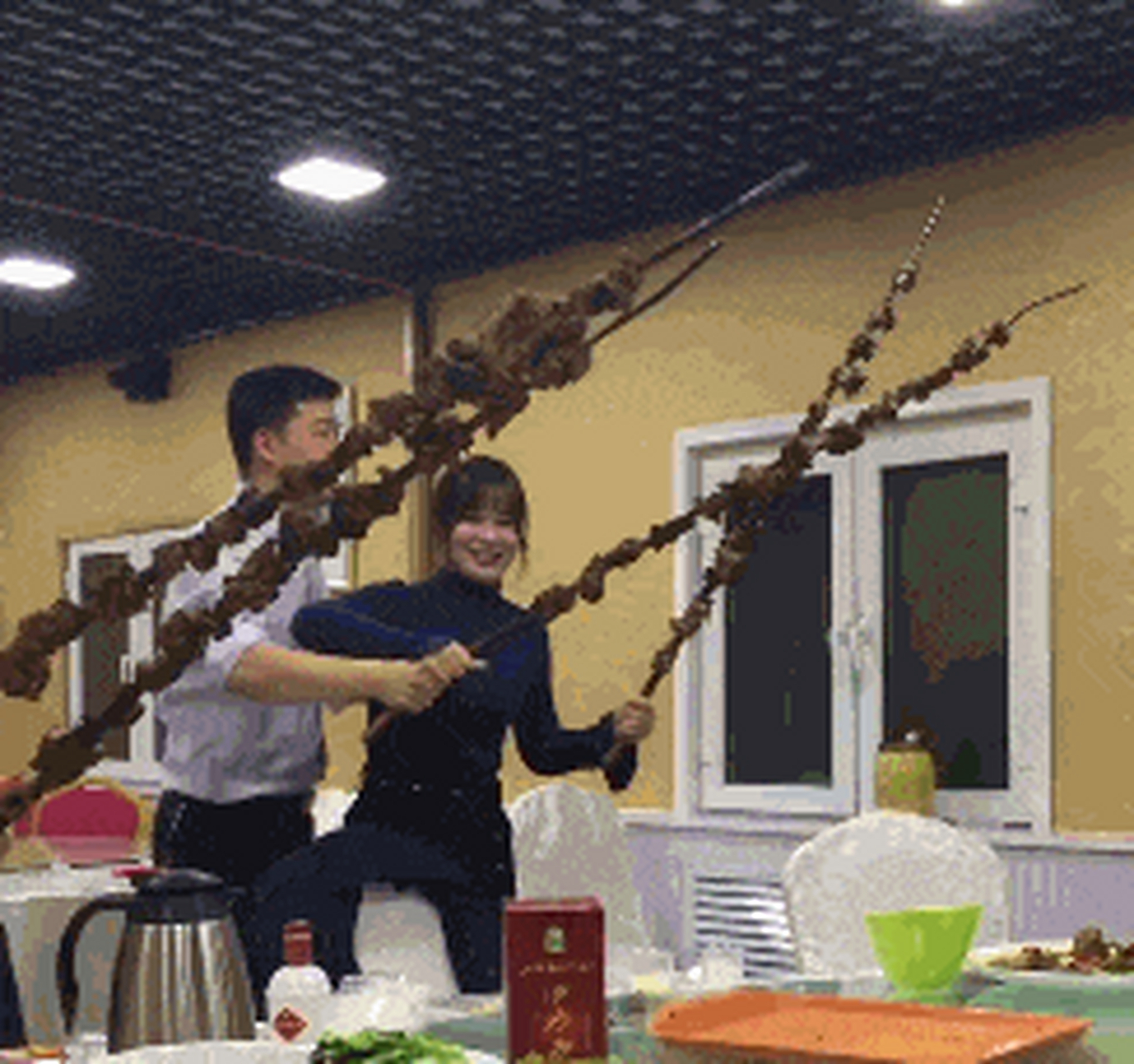 搞笑gif动图:看最后一张,这才是真肉串,我吃的顶多是铁签子!