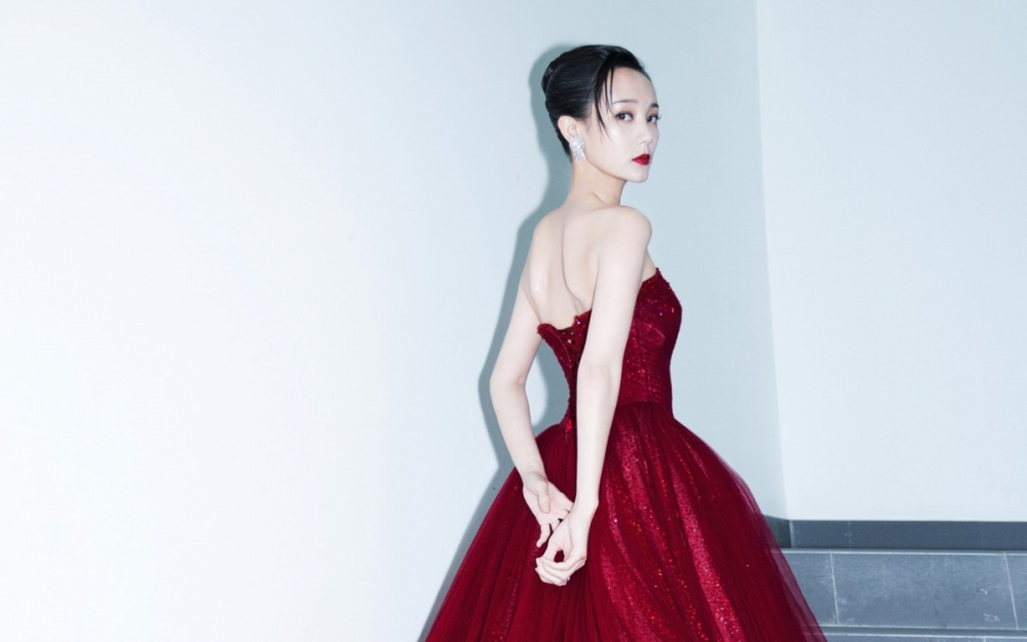 女演员李一桐性感蝴蝶骨抹胸长裙