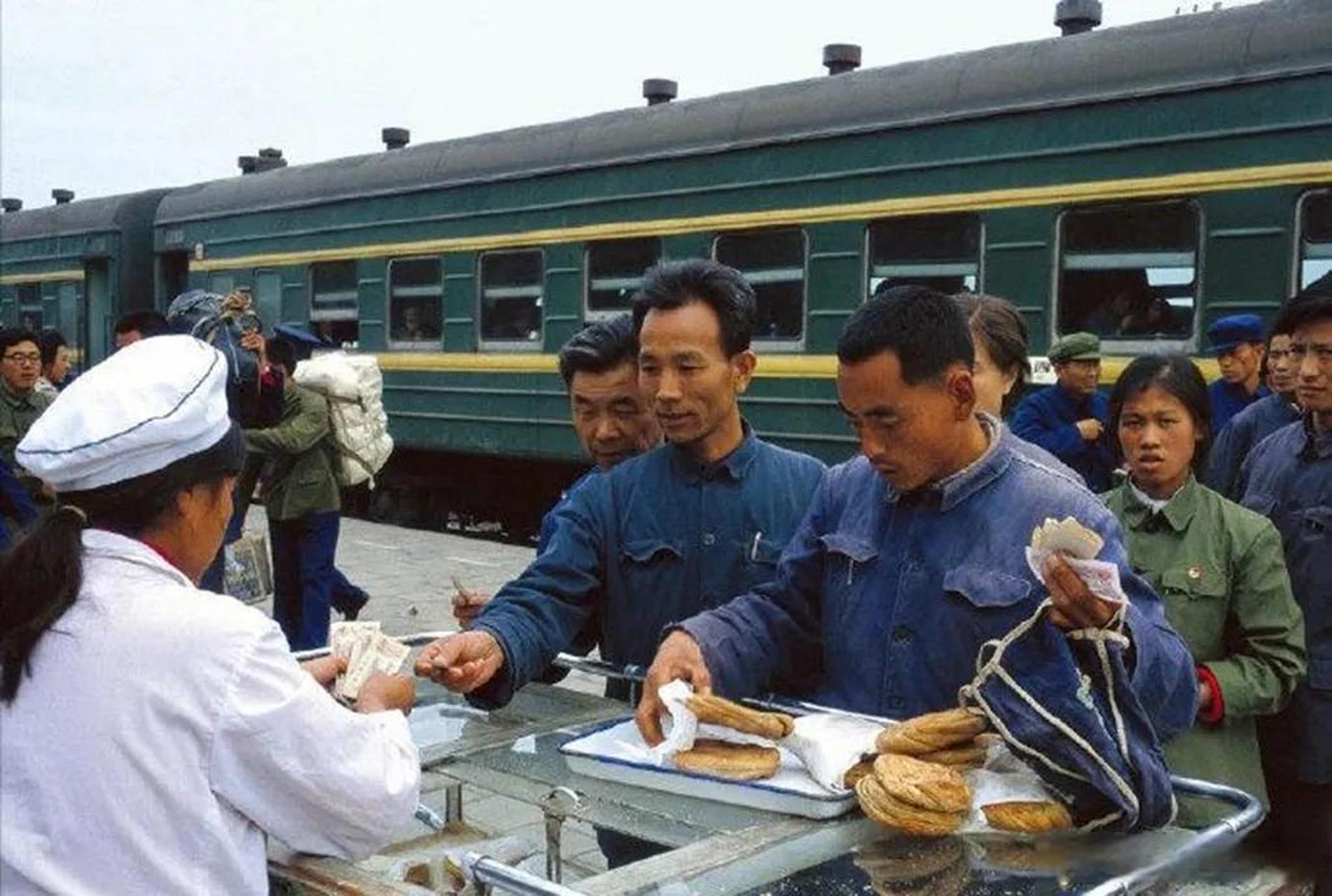 在上世纪70年代的火车站台,小吃摊是一道亮丽的风景线.