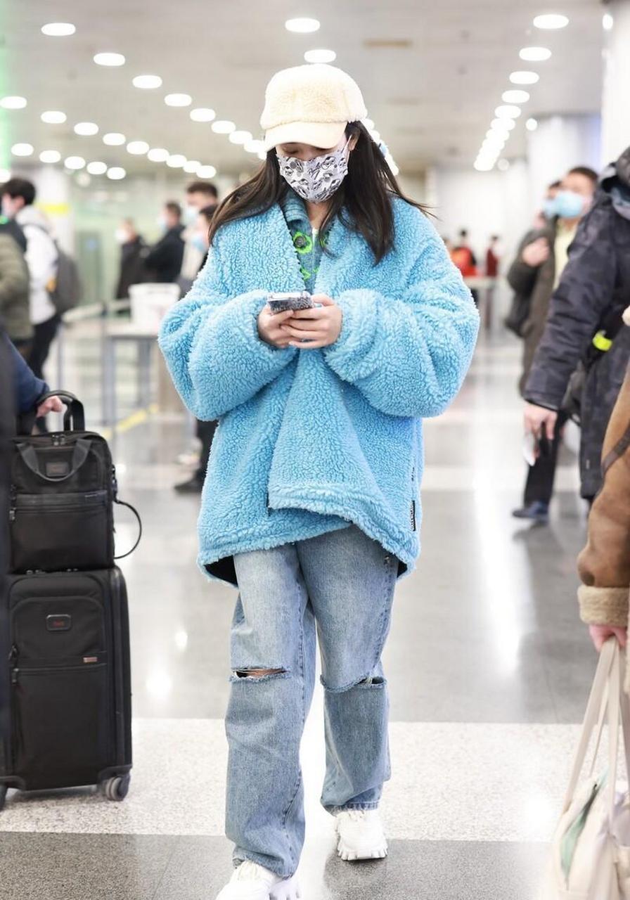 彭小苒机场街拍 蓝色摇粒绒外套 破洞牛仔裤 棒球帽温暖清新